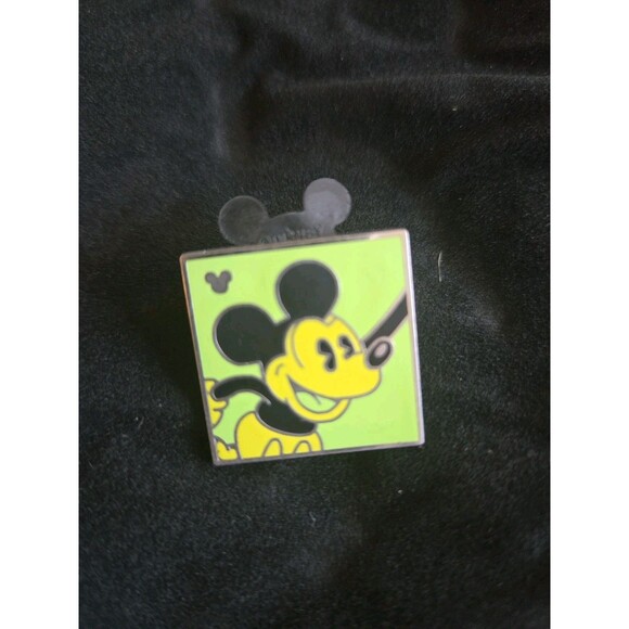 2010 Disney Trading Pin Hidden Mickey Mouse Mystery Collectible Neon Green - Picture 1 of 2